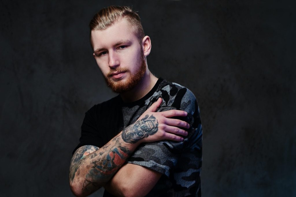 Inicio 9 a-man-with-tattoos-on-arms-1-1-e1631513091668.jpg