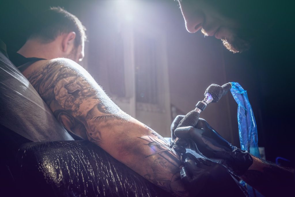 Inicio 11 man-tattoo-master-e1631513236465.jpg