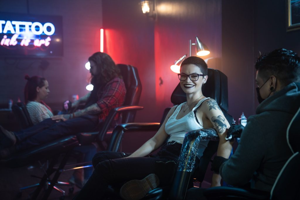 Servicios 4 portrait of short hair girl getting tattooed in beauty parlor