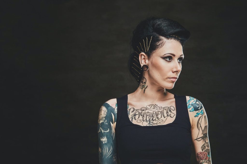 Inicio 12 portrait-of-young-woman-with-tattooes-e1631673196469.jpg