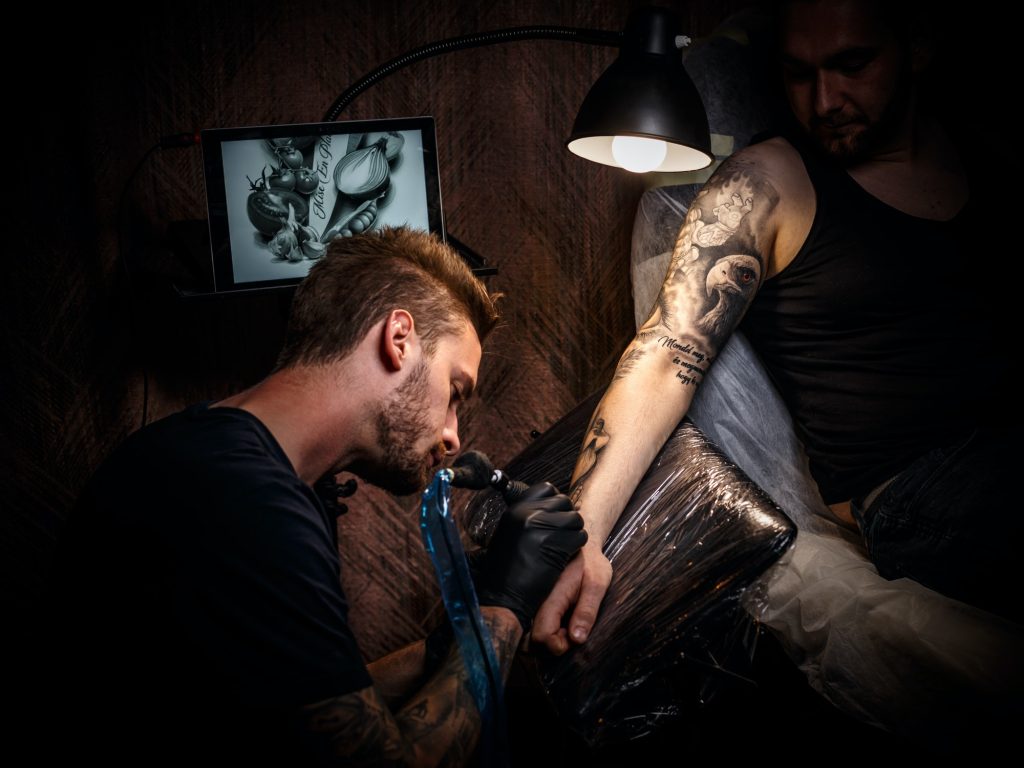 Inicio 14 professional-tattoo-artist-1.jpg