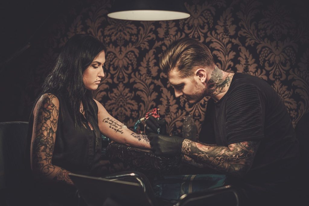 Inicio 13 professional-tattoo-artist-makes-a-tattoo-on-a-young-girl-s-hand-1-1-e1631601645865.jpg