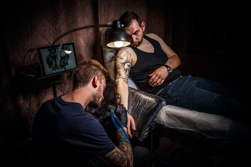 Inicio 2 tattoo artist makes a tattoo 1